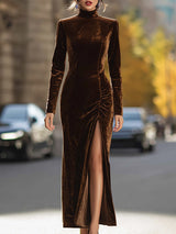 Robe de soirée en velours de luxe avec col montant et fente