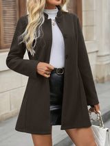 Manteau élégant à col droit et boutons classiques