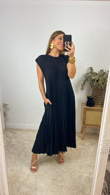 Robe noire longue portée en intérieur