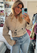 Camille™ | Trenchcoat courte avec détails ceinturés