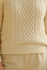 Pull torsadé à col roulé en maille douce