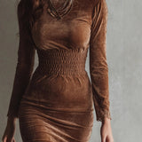 Robe velours à taille smockée — Élégante & raffinée