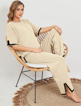 Bianca's loungewear femme élégant et confortable, modèle assise sur chaise