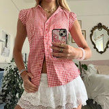 Blouse rose ajustée femme en selfie, portée avec short blanc dentelle