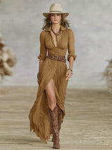 Robe longue ceinturée à revers plissés