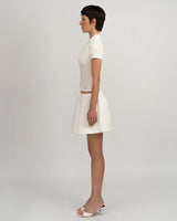 Vue de profil de l’ensemble ALBA en blanc, style estival chic