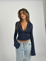 Haut bleu marine en dentelle stretch – look Nordique Chic face