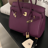 Détail du sac violet Armure Urbaine – cadenas doré et couture raffinée