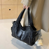 Sac AUDREY noir porté par femme avec tenue beige clair