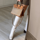 Vue latérale du sac Élise – détails des empiècements et tenue élégante