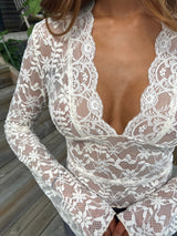 Détail du col en V du top dentelle blanc ADÈLE