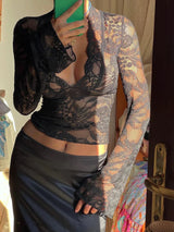 Look romantique avec top noir en dentelle, ambiance nuit