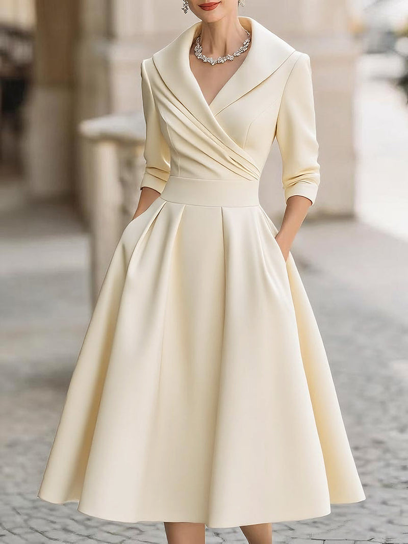 Robe midi en satin de luxe d’inspiration vintage avec col châle
