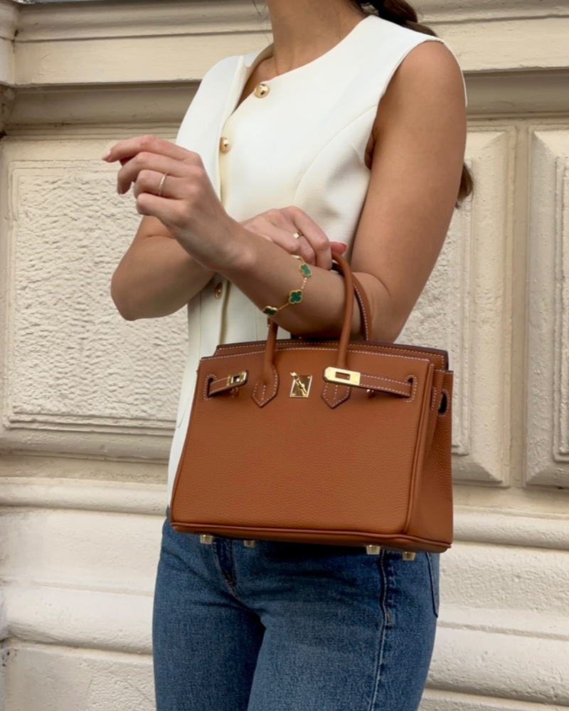 Sac Armure Urbaine marron porté à la main – tenue sans manches