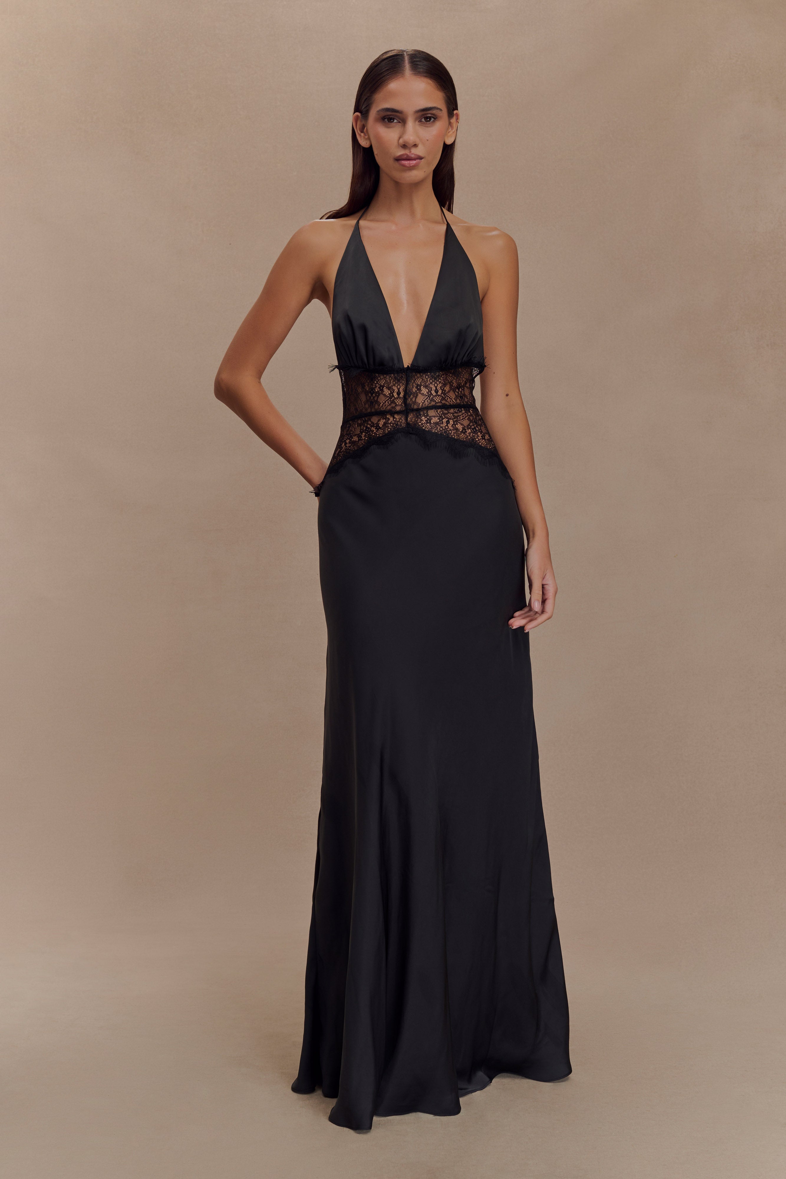 ROBES EN DENTELLE ET SATIN NOIRÉA