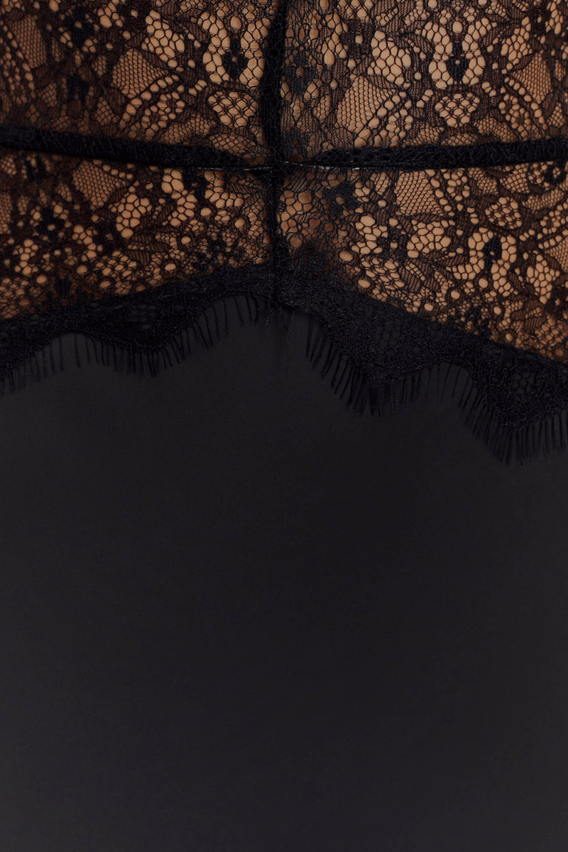 ROBES EN DENTELLE ET SATIN NOIRÉA