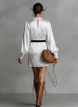 Robe élégante avec manches longues et ceinture incluse