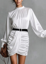 Robe élégante avec manches longues et ceinture incluse