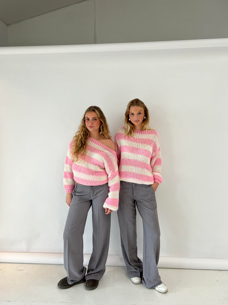 Deux femmes portant le pull oversize rayé rose et blanc, style décontracté