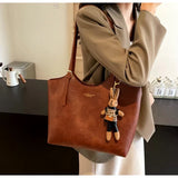 Sac à main femme marron clair classique, porté en look quotidien