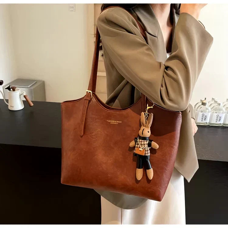 Sac à main femme marron clair classique, porté en look quotidien