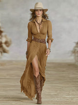 Robe longue ceinturée à revers plissés