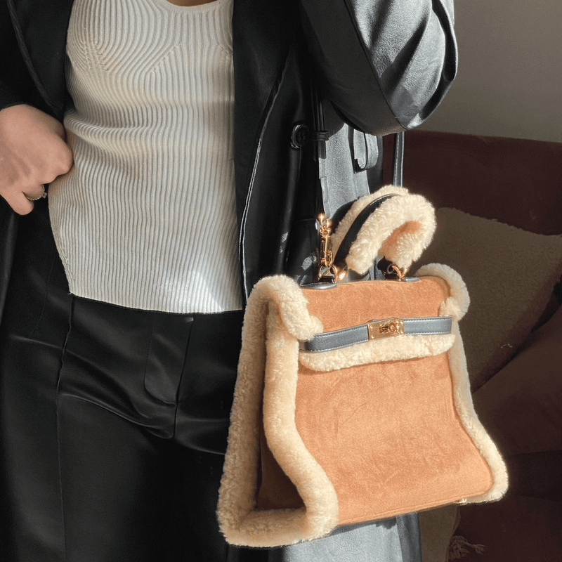 Cabas Éléonore en fausse fourrure porté au bras – tenue foncée