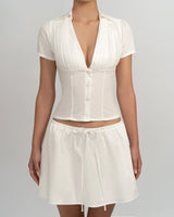  Ensemble blanc femme avec top décolleté et jupe fluide, vue rapprochée