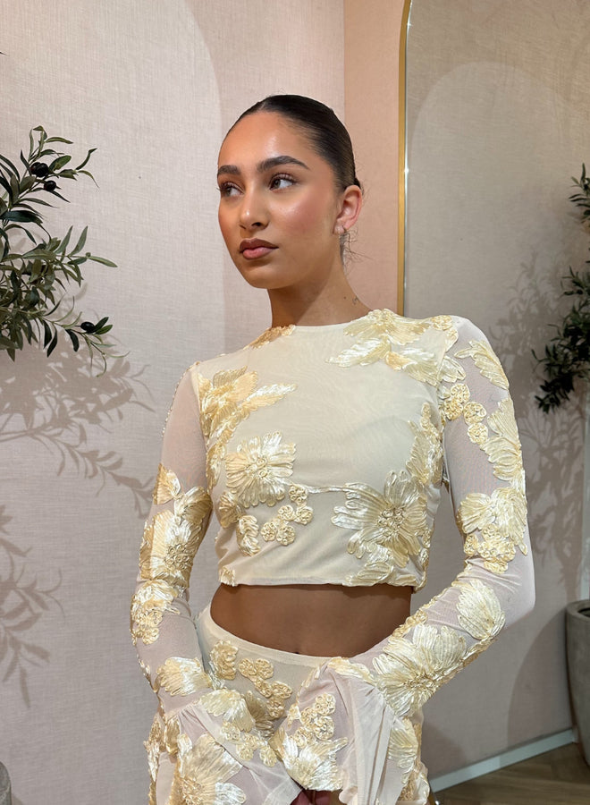 Vue rapprochée de la blouse brodée florale Jardin de Nuit – manches longues et détails raffinés