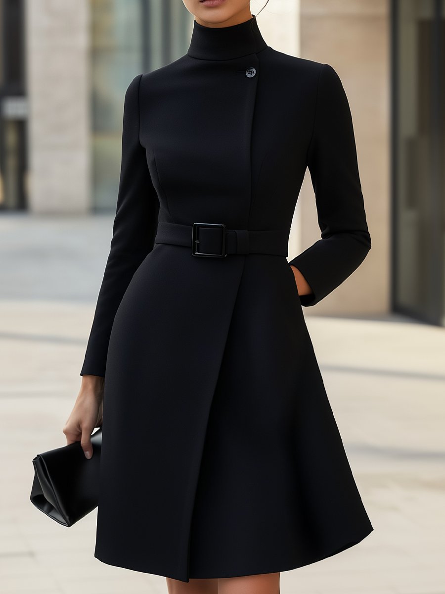 Robe élégante à col montant et ceinture