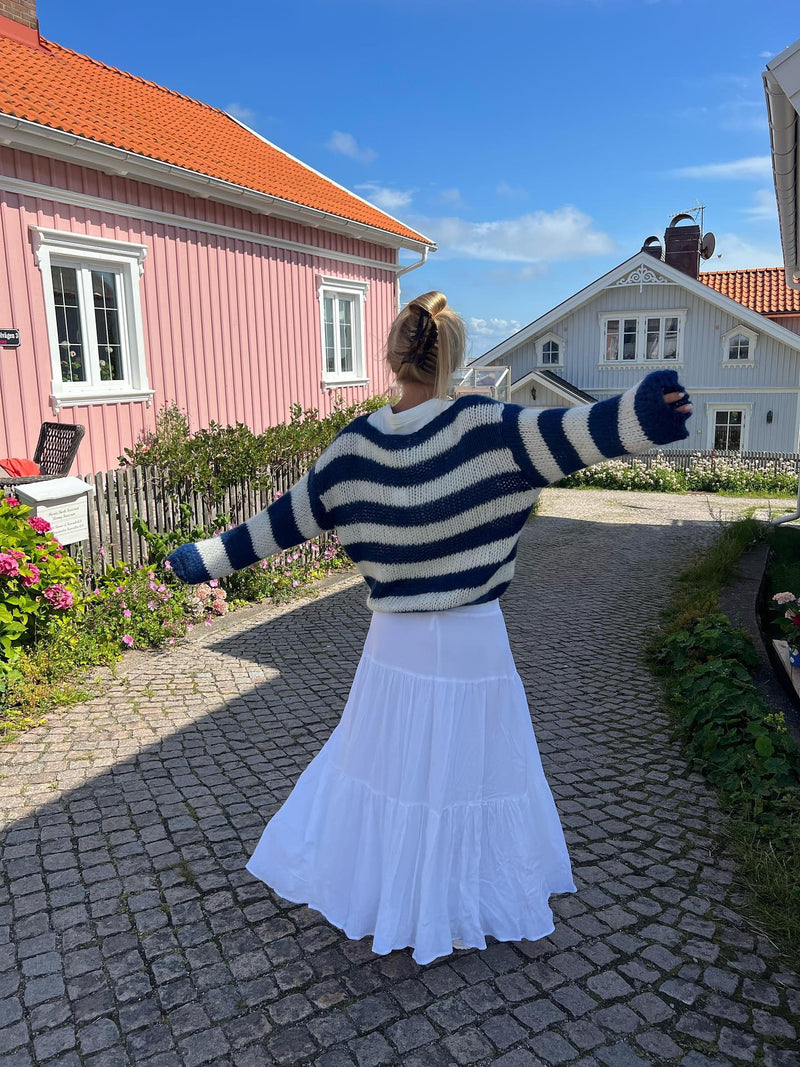 Vue de profil du pull oversize femme rayé bleu et blanc