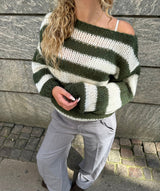 Pull oversize rayé vert foncé et blanc femme, porté assise en style cosy