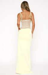 Look complet avec robe jaune longue, ambiance estivale chic