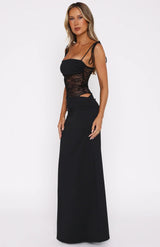 Robe noire longue à bretelles avec corsage ajusté, élégance intemporelle