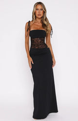 Vue de profil robe noire satinée femme, look chic minimaliste
