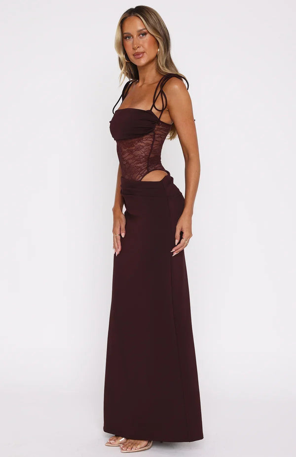 Vue 3/4 de la robe rouge femme, silhouette sculptée et féminine