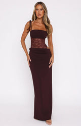 Robe longue rouge satiné avec corsage structuré, style soirée élégante