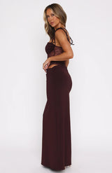 Robe rouge bordeaux fluide vue de côté, coupe cintrée