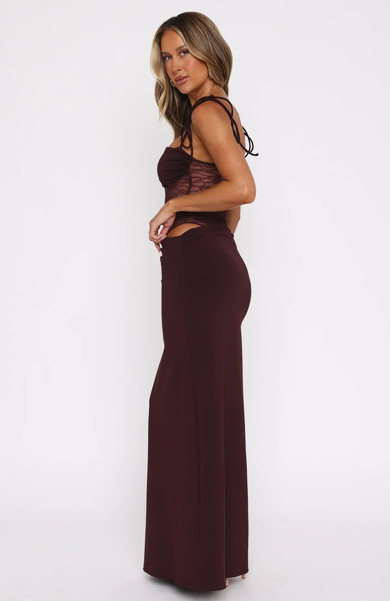 Robe rouge bordeaux fluide vue de côté, coupe cintrée