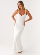 Robe blanche satinée avec silhouette cintrée et tombé fluide