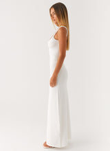 Vue de profil robe blanche à fines bretelles, look chic