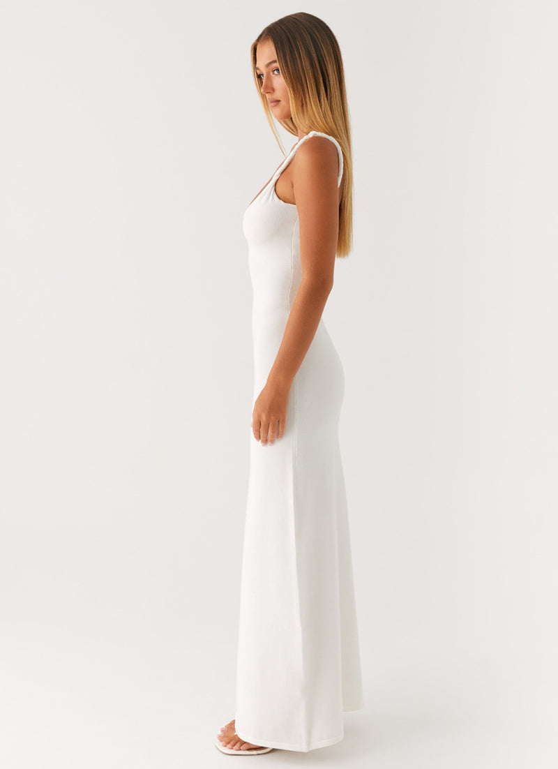 Vue de profil robe blanche à fines bretelles, look chic