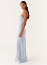 Vue 3/4 robe bleu clair, silhouette féminine et moderne