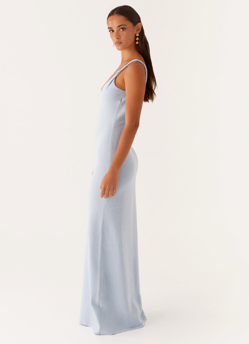Vue 3/4 robe bleu clair, silhouette féminine et moderne