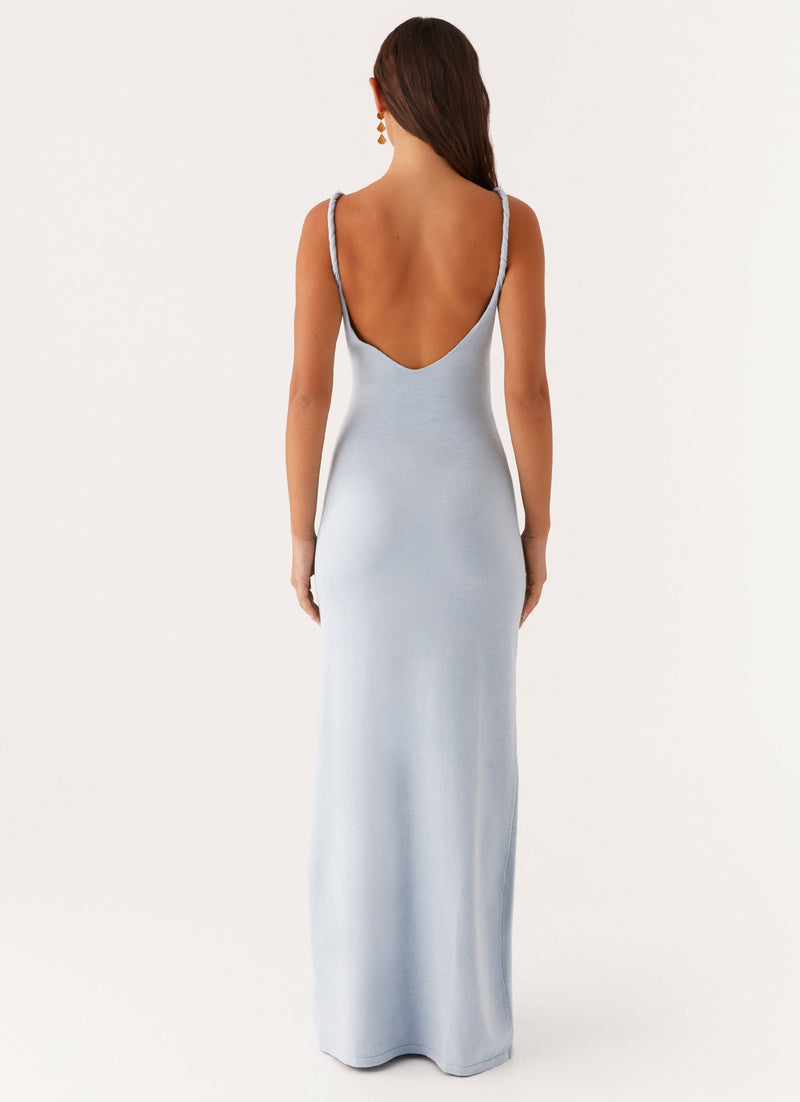 Dos nu élégant de la robe CAMILLE en bleu ciel, coupe fluide