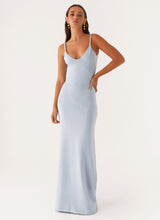 Robe longue bleu ciel femme à bretelles, style fluide et estival