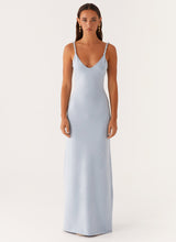 Robe satinée bleu clair avec tombé naturel et buste ajusté