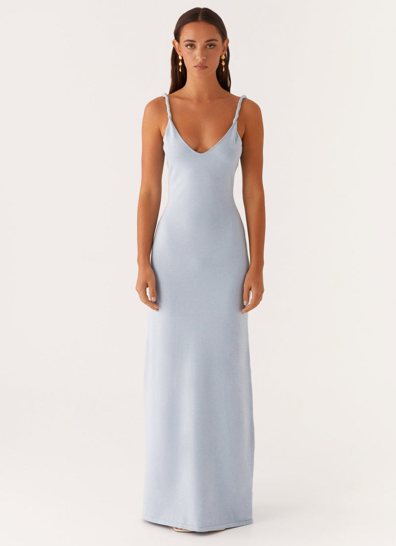 Robe satinée bleu clair avec tombé naturel et buste ajusté
