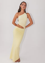 Deuxième vue de face robe longue jaune fluide