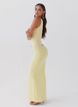 Vue latérale robe jaune asymétrique femme, coupe élégante
